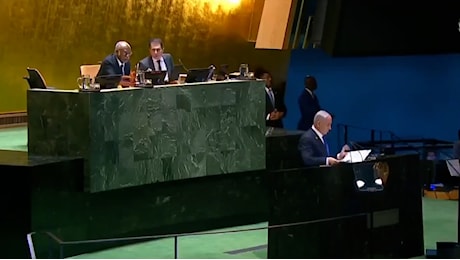 Netanyahu parla all’Onu, alcune delegazioni abbandonano la sala per protesta: le immagini