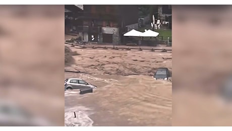 Alluvione in Valle d’Aosta, a Cogne le auto trascinate via dal torrente esondato – Video