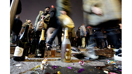 Capodanno a Napoli, in strada con bottiglie di spumante e lanterne cinesi: maxi sequestri