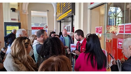 Sciopero nazionale: nella stazione centrale di Bari la via Crucis dei passeggeri tra ritardi e cancellazioni