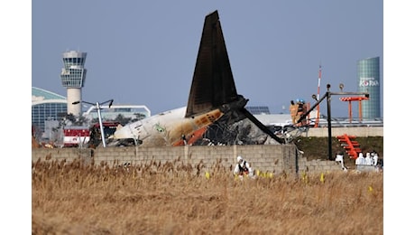 Strage in Corea del Sud, le immagini del disastro aereo. FOTO