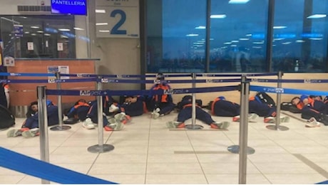 Guasto all’aereo: i calciatori della Juventus Next Gen dormono a terra all’aeroporto di Trapani