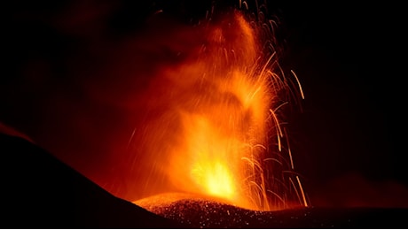 L'Etna smette di eruttare. Emessa una nube di cenere vulcanica alta quasi cinque chilometri