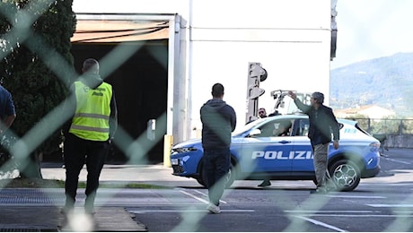 Schiacciato dal muletto in fabbrica. Muore in cartiera a 69 anni