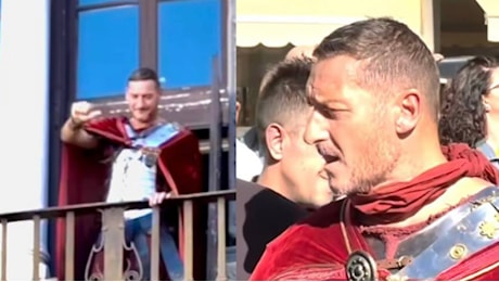 Francesco Totti vestito da centurione, alcuni commenti sono spietati: Come ti sei ridotto