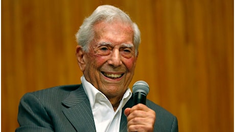 Morto Mario Vargas Llosa, il romanziere peruviano fu premio Nobel per la Letteratura nel 2010: era malato
