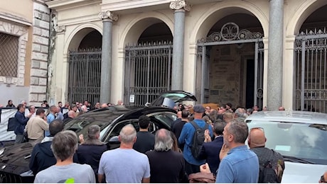 Adamo Dionisi, l'ultimo saluto all'attore a Santa Maria in Trastevere: l'omaggio dei tifosi