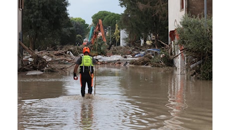 Maltempo in Emilia Romagna, attenzione resta alta per piene dei fiumi: il Lamone rompe l'argine a Traversara