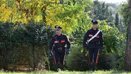 Trovati morti nel giardino di casa madre e figlio