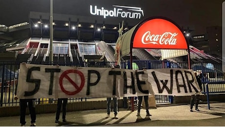 Olimpia-Maccabi, striscione “Stop the war” della curva bloccato fuori dal Forum