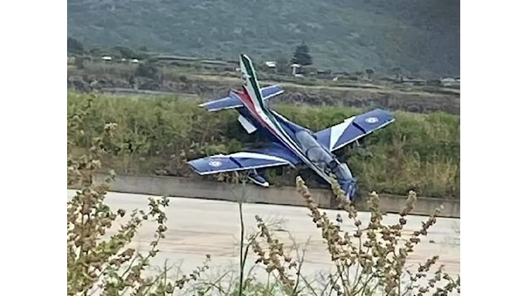 Interrotto l’addestramento acrobatico delle Frecce Tricolori a Pantelleria, velivolo fuori pista dopo l’atterraggio - Ares Osservatorio Difesa Interrotto l’addestramento acrobatico delle Frecce Tricolori a Pantelleria, velivolo fuori pista dopo l’atterraggio - Ares Osservatorio Difesa