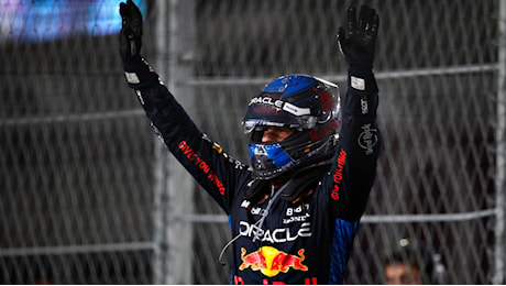 Gp Las Vegas, Max Verstappen è campione del mondo per il 4° anno di fila. Vince Russell, Sainz terzo