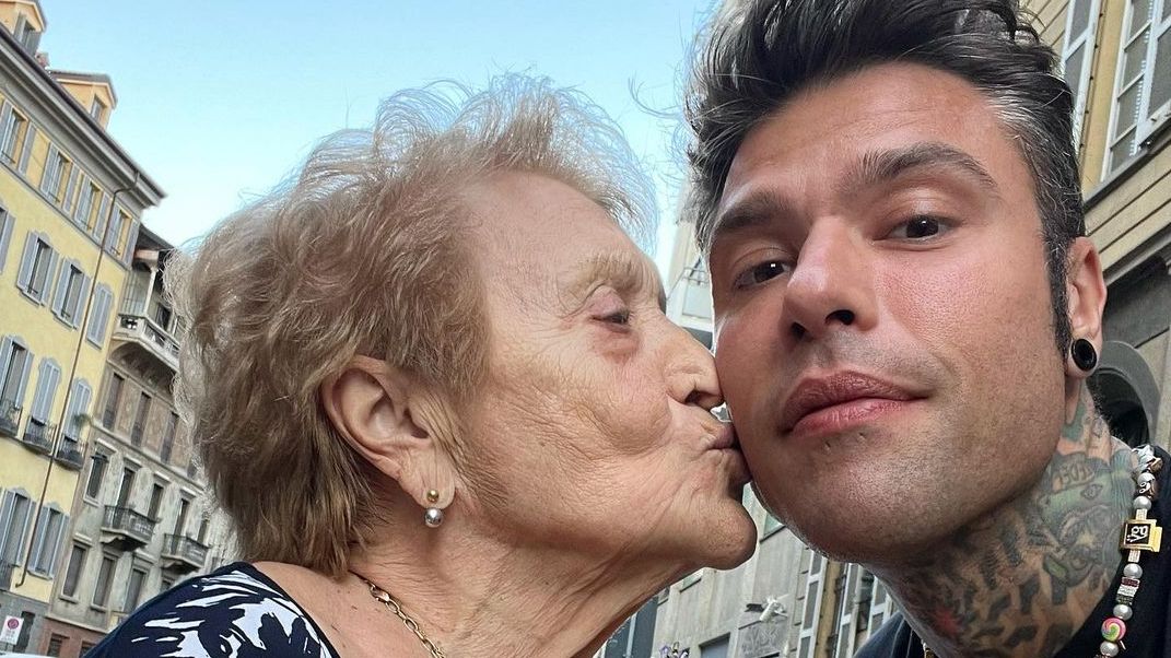 Lutto per Fedez, morta l'amata nonna Luciana: «Ciao, ci mancherai tanto. La tua famiglia»