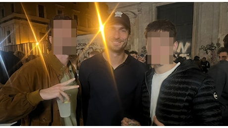 Hummels, serata a Trastevere dopo il mancato esordio con la Dinamo. E ai tifosi dice: «Non so perché non gioco»