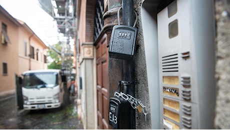 «Stop overtourism»: a Roma sabotaggio contro i B&b. Al posto degli smart lock il cappello di Robin Hood