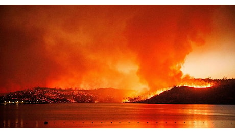 Incendi in California, le fiamme divampano vicino al lago Oroville: migliaia di persone in fuga