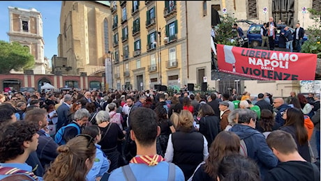 Napoli, centinaia in piazza contro l’escalation violenta: mugugni per i politici, palco off limits