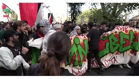 Scontri corteo pro Palestina a Roma, cariche e lacrimogeni dagli agenti, 10 feriti di cui una alla testa, i cori: “Natanyahu uccide bambini” - VIDEO