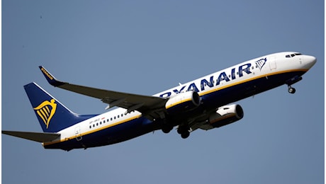 Paura e malori sul volo Ryanair Torino - Lamezia Terme, comunicazioni interrotte con la torre: cosa è successo