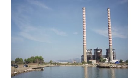 Piombino, abbattute le due ciminiere di un'ex centrale Enel