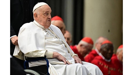 Papa Francesco, una convalescenza piena di sorprese: tanti i blitz di Bergoglio