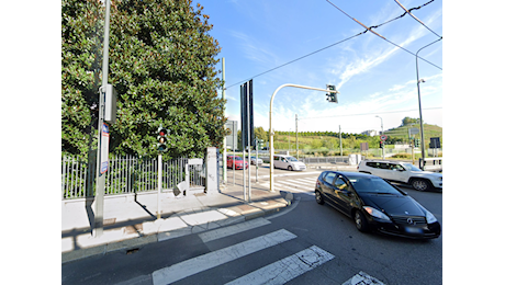 Milano, tir travolge e uccide una 34enne e scappa. Illesi due gemellini e la nonna