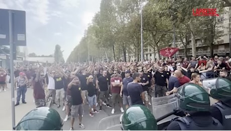 Torino, proteste dei tifosi granata prima della gara con l’Atalanta