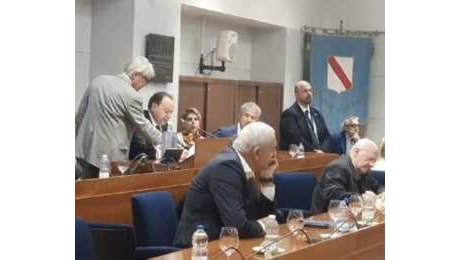 Campania, respinta mozione di sfiducia a De Luca: lui legge un libro in aula