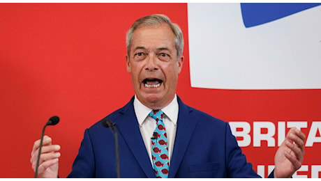 Nigel Farage, chi è il leader euroscettico incubo dei Tories che ha guidato (e vinto) la campagna Brexit ma non ha mai centrato l'elezione in Gran Bretagna