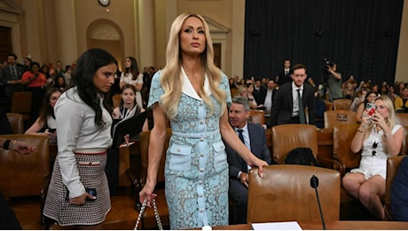 Paris Hilton e la testimonianza choc al Congresso: abusi e violenze quando andava al collegio