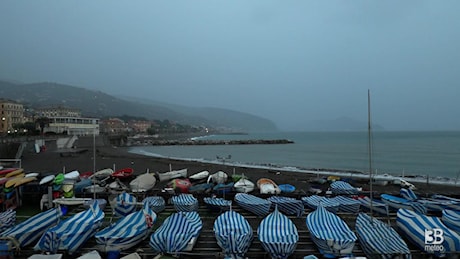 Cronaca meteo - Allerta arancione in Liguria, fulmini e nubi all'orizzonte di Lavagna: video