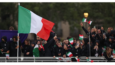 Parigi 2024, la sfilata dell'Italia: Tamberi ed Errigo sventolano il tricolore