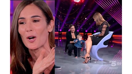 Romina Carrisi insegue il figlio in studio a Verissimo, Toffanin: Questa intervista è un disastro