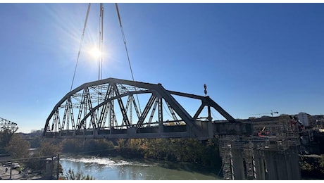 Roma, smontato il Ponte di Ferro dopo aver rinforzato i piloni: ecco quando riapre