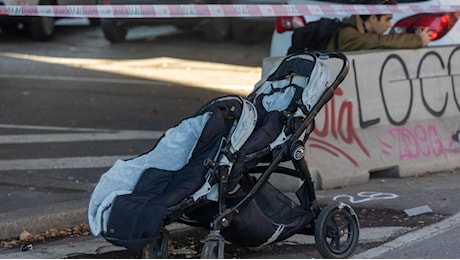 Incidente Milano, l'ultimo gesto disperato della mamma: «Ha allontanato da sé il passeggino per salvare i gemelli di 18 mesi»