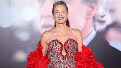 Sharon Stone, una cascata di fiori sul red carpet a Torino: illumina il festival con l'abito gioiello