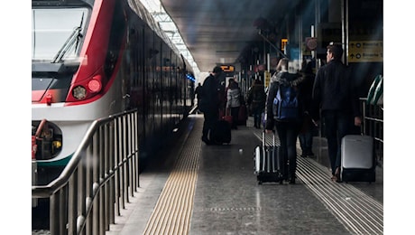 Dopo il chiodo il telo sui cavi, nuovo caos treni oggi a Roma: cosa è successo