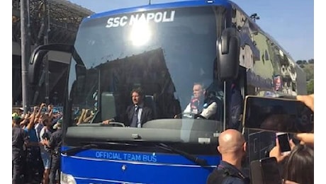 Pullman Napoli arrivato al Maradona, tifosi entusiasti! Partono i cori: Sarò con te