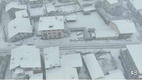 Cronaca meteo. Il drone in volo tra i fiocchi di neve che scendono intensamente a Saint Pierre