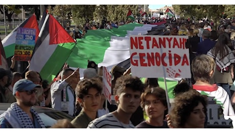 Nuovo corteo pro-Palestina a Roma una settimana dopo gli scontri: bandiere palestinesi, slogan e cartelli contro Israele e Netanyahu