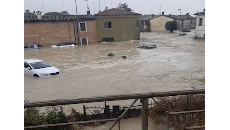 Meteo: pesante Alluvione in Emilia Romagna e Marche, ancora Piogge, esondazioni e dispersi. Diretta Video