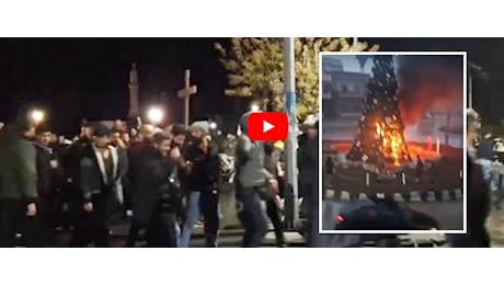 Siria, provocazione islamista: incendiato l'albero di Natale. Cristiani in piazza: Vergogna (video)