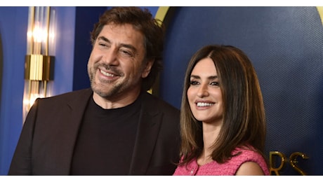 “Penelope Cruz ti amo perché ti prendi cura di te, dei nostri figli, di tua mamma e di me”: Javier Bardem si commuove alle lacrime durante una premiazione