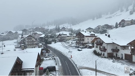 Cronaca meteo. L'Alta Badia sotto la neve: il drone in volo a Colfosco: