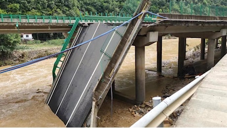 Crolla ponte a causa delle piogge: 11 morti e 30 dispersi