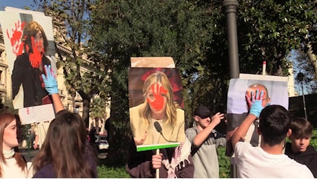 Studenti in corteo a Roma, flash mob con mani sporche di sangue su Meloni, Bernini e Valditara