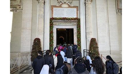 Giubileo 2025, oltre mezzo milione di pellegrini hanno attraversato la Porta Santa a San Pietro