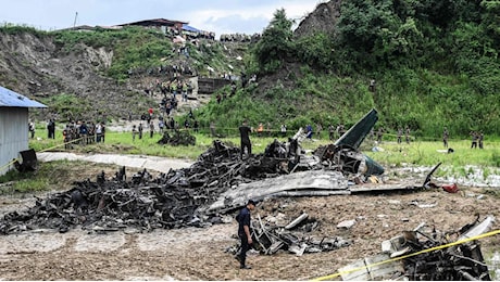 Nepal, aereo si schianta durante il decollo: 18 morti, salvo solo il pilota