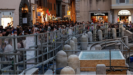 Il caso della Fontana di Trevi vuota a Roma fa il giro del mondo