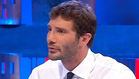 De Martino su Affari tuoi, rivelazione a Bruno Vespa: Faccio i doppi turni per vedere mio figlio, a breve mi licenzieranno